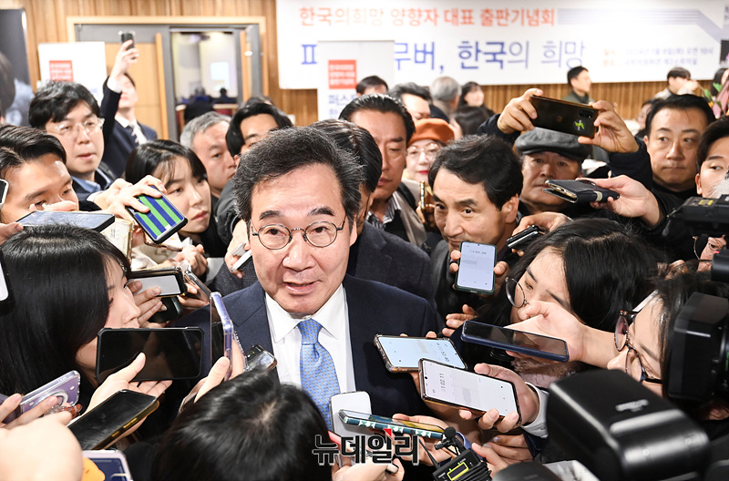 ▲ 이낙연 전 더불어민주당 대표가 9일 오전 국회 의원회관에서 열린 양향자 한국의희망 대표 출판기념회를 나서며 취재진의 질문에 답하고 있다. ⓒ서성진 기자