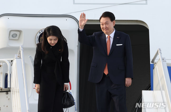 ▲ 네덜란드 국빈 방문 일정을 마치고 귀국하는 윤석열 대통령과 부인 김건희 여사가 지난해 12월 암스테르담 스히폴공항에 도착해 공군 1호기 탑승에 앞서 인사하고 있다. ⓒ뉴시스
