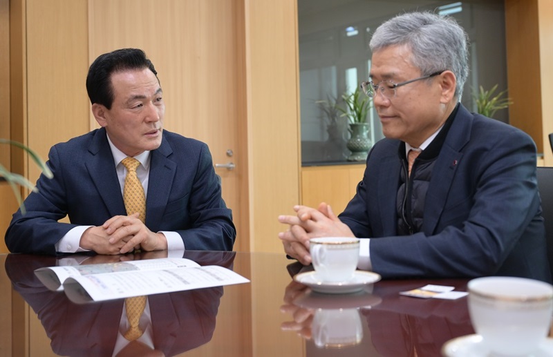 ▲ 백성현 충남 논산시장(왼쪽)이 지난 8일 김동철 한국전력공사 사장을 만나 연무변전소 신설을 제안하고 있다.
ⓒ논산시