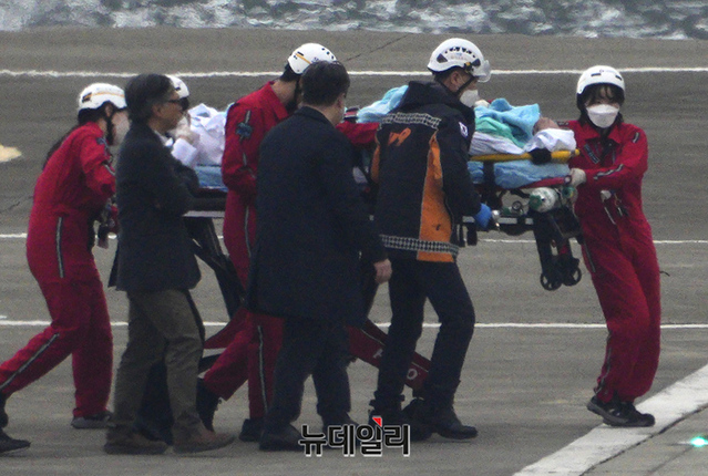 ▲ 부산 방문 중 괴한에게 피습 당한 이재명 더불어민주당 대표가 지난 2일 오후 서울 노들섬 헬기착륙장에 도착해 응급차로 긴급 수송되고 있다. ⓒ서성진 기자