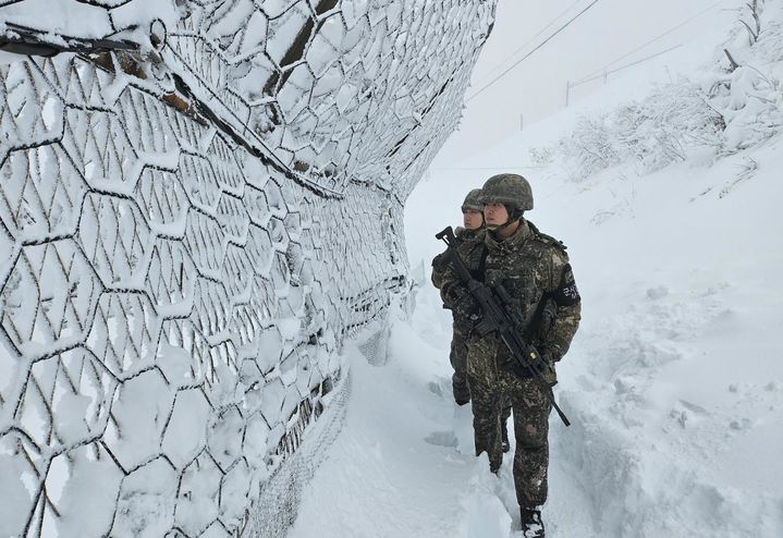 ▲ 육군 21사단 GOP 장병들이 지난해 12월12일 경계근무를 서고 있는 모습. ⓒ국방부