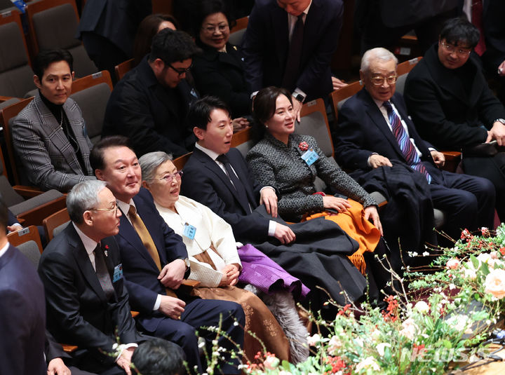 ▲ 윤석열 대통령이 9일 서울 서초구 예술의전당에서 열린 2024 문화예술인 신년인사회에서 참석자와 인사하고 있다.ⓒ뉴시스(사진=대통령실통신사진기자단)