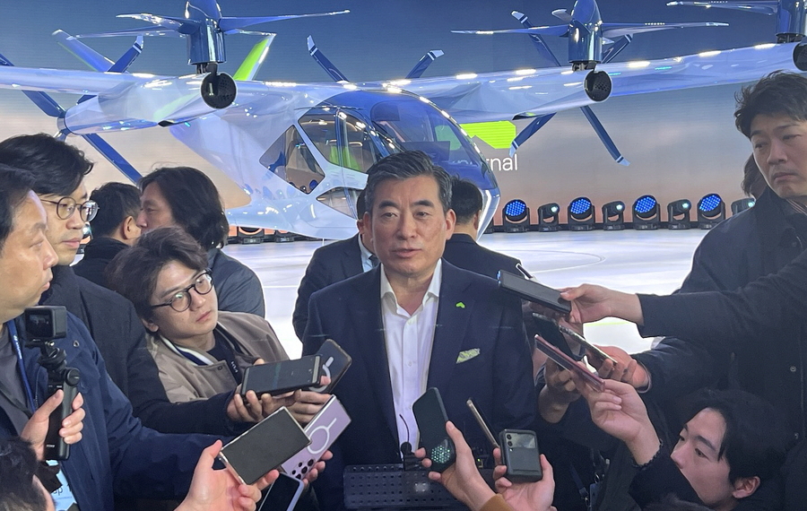 ▲ 신재원 슈퍼널 CEO가 프레스 컨퍼런스 후 취재진과 질의응답을 하는 모습. ⓒ김재홍 기자