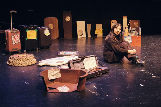 ▲ '두산아트랩 공연 2023'에서 선보인 연극 '과태료 부과대상입니다' 장면.ⓒ두산아트센터