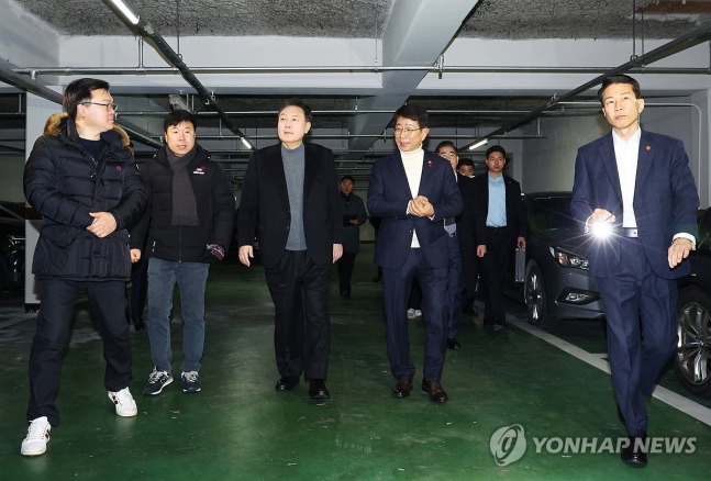 ▲ 윤석열 대통령이 10일 경기 고양시 일산동구 백송마을 5단지를 방문해 박상우 국토교통부 장관, 입주자대표, 재건축추진준비위원회 대표 등 주민들과 함께 아파트 지하주차장을 점검하고 있다. 2024.1.10 [대통령실통신사진기자단] ⓒ연합뉴스