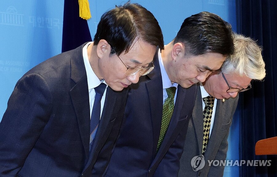 ▲ 더불어민주당 비이재명계 모임인 '원칙과 상식' 의원들이 10일 국회에서 탈당 기자회견 후 인사하고 있다. 왼쪽부터 이원욱, 김종민, 조응천 의원ⓒ연합뉴스