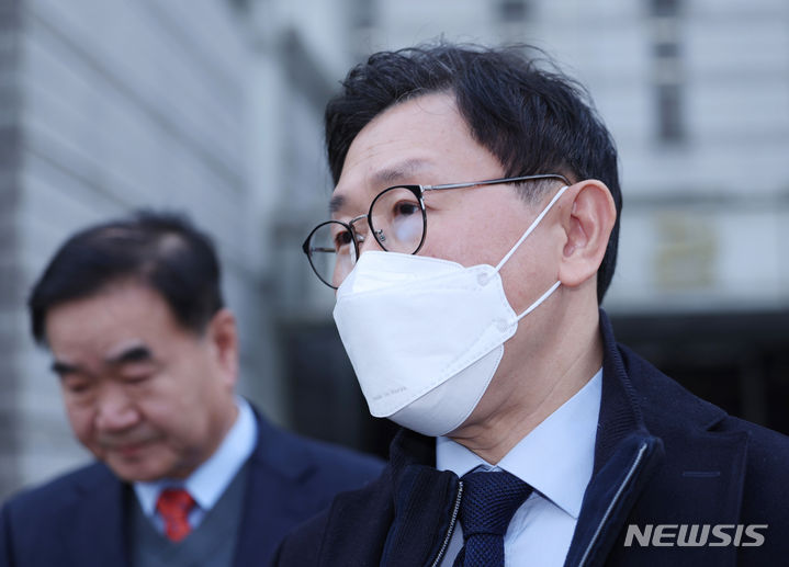 ▲ 옛 검찰 동료에게 수사 편의를 제공한 대가의 뇌물을 받은 혐의로 기소된 김형준 전 부장검사가 10일 서울 서초구 서울중앙지법에서 열린  2심 선고 공판에서 무죄를 선고 받은 후 법원을 나서고 있다. ⓒ뉴시스