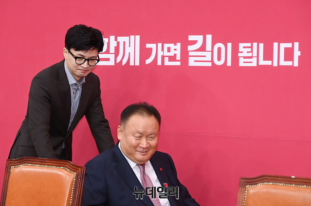 ▲ 더불어민주당을 탈당한 이상민 무소속 의원과 한동훈 국민의힘 비상대책위원장이 8일 오전 국회에서 열린 비상대책위원회의에 참석하고 있다. ⓒ서성진 기자