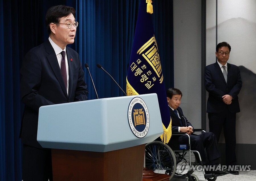 ▲ 이관섭 대통령실 비서실장이 10일 서울 용산 대통령실 청사 브리핑룸에서 신임 권익위원장으로 내정된 유철환 전 서울중앙지방법원 부장판사와 국가안보실 3차장에 임명된 왕윤종 경제안보비서관을 소개하고 있다.ⓒ연합뉴스