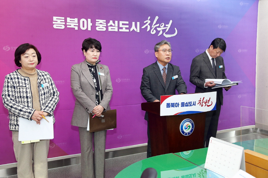 10일 창원시청 프레스센터에서 김현수 경제일자리국장이 투자유치 관련 브리핑을 하고 있다. ⓒ창원시 제공