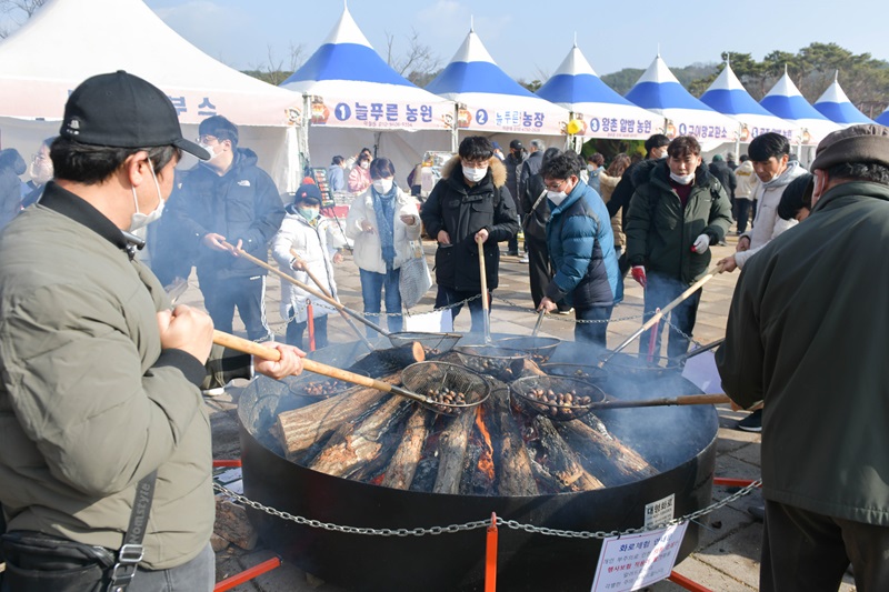 ▲ 지난해 겨울공주 군밤축제 모습.ⓒ공주시