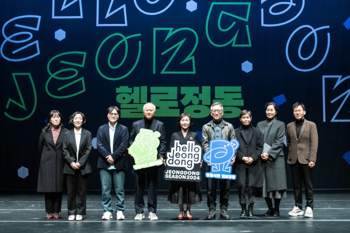 ▲ 왼쪽부터 이수현 공연기획팀장, 김솔지 작가, 최원종 연출, 배우 송승환, 정성숙 대표이사, 안성수 안무가, 이래은 연출, 석재원 프로듀서, 박진완 문화사업팀장.ⓒ국립정동극장