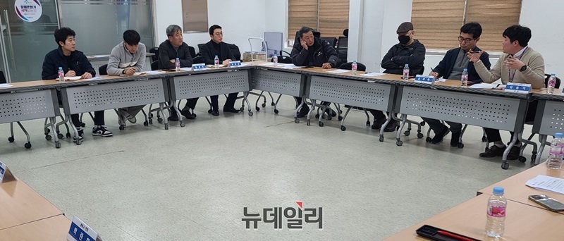 ▲ 세종시가 10일 지역 캠핑카 전용 주차장을 유료화 전환에 따른 간담회를 하고 있다.ⓒ이길표 기자