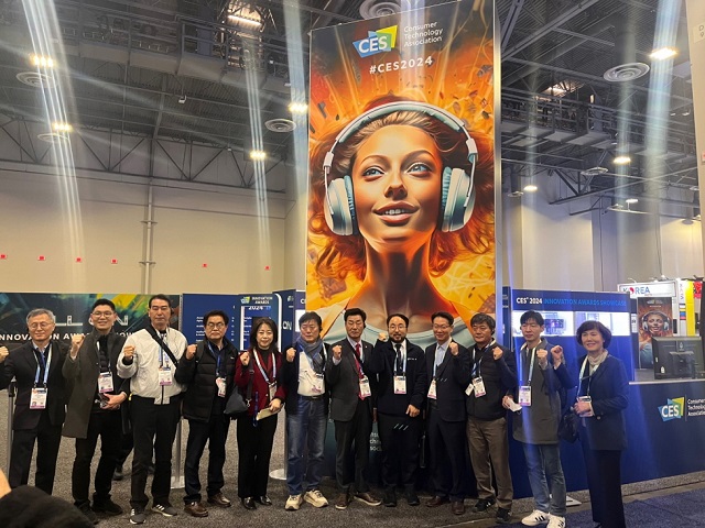 ▲ 포항시 CES 방문단 일행이 CES 혁신상을 수상한 기업 관계자들과 기념촬영을 하고 있다.ⓒ포항시