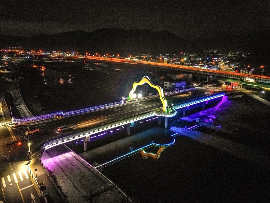 ▲ 청도군(군수 김하수)은 청도의 관문인 청도교 내 야간 경관조명을 설치했다.ⓒ청도군