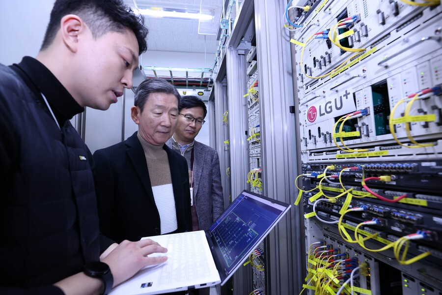 ▲ 황현식 사장이 마곡 국사를 찾아 기본기를 강조했다 ⓒLG유플러스