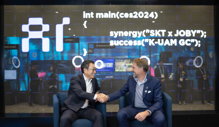 ▲ 유영상 SKT 대표(왼쪽)가 조벤 비버트 조비 CEO와 CES 2024 ‘SK ICT 패밀리 데모룸’에서 기념 촬영을 하고 있다. ⓒSKT