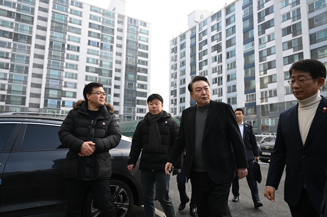 ▲ 10일 경기도 고양시 일산신도시 준공 33년차 아파트인 백속마을단지를 방문한 윤석열 대통령. ⓒ대통령실 제공