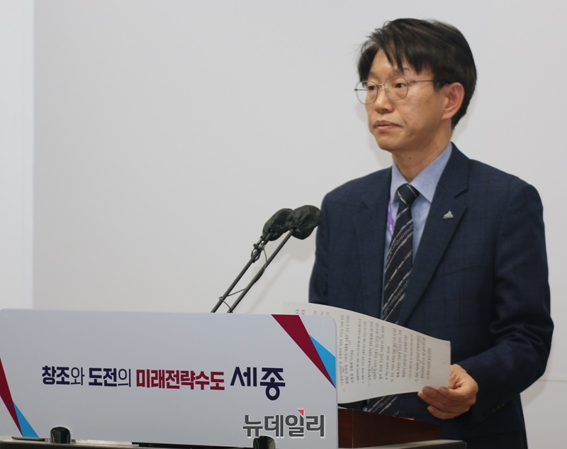 ▲ 이상호 세종시 자치행정국장이 11일 시청 정음실에서 올해 자치행정국 5대 분야 주요 업무계획을 발표하고 있다.ⓒ이길표 기자
