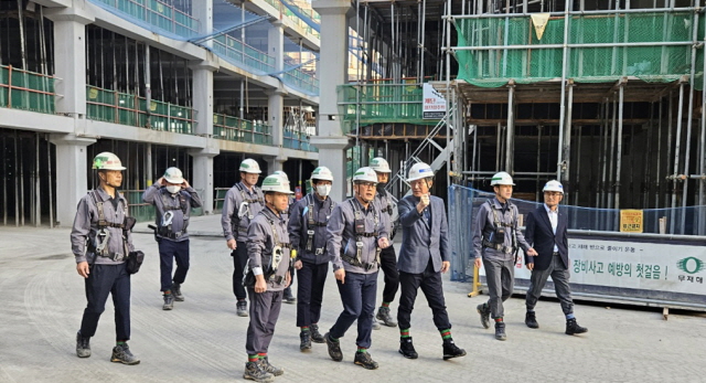 ▲ 박홍근 HDC현대산업개발 시공혁신단장(앞줄 좌측 3번째)이 잠실진주 재건축현장을 방문해 구조자문을 하고 있다. ⓒHDC현대산업개발