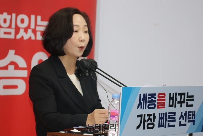 ▲ 송아영 국민의힘 세종시당 위원장이 11일 세종시청 정음실에서 총선 출마 기자회견을 하고 있다.ⓒ이길표 기자