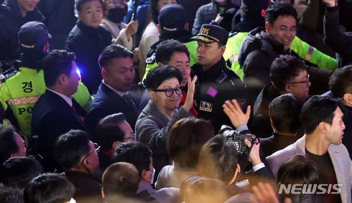 ▲ 한동훈 국민의힘 비상대책위원장이 10일 오후 부산 중구 비프광장을 방문, 시민들과 인사하고 있다. ⓒ뉴시스