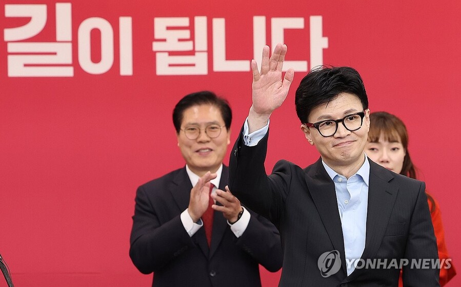 ▲ 국민의힘 한동훈 비상대책위원장이 5일 경기 수원시 국민의힘 경기도당에서 열린 '2024 경기도당 신년 인사회'에 참석해 당원들에게 손을 흔들고 있다. ⓒ연합뉴스