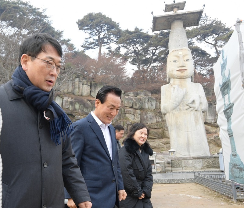 ▲ 지난 10일 백성현 논산시장(가운데)과 최응천 문화재청장이 충청권 대표사찰인 관촉사를 방문해 문화유산 분야의 지역 현안을 논의하고 있다.ⓒ논산시