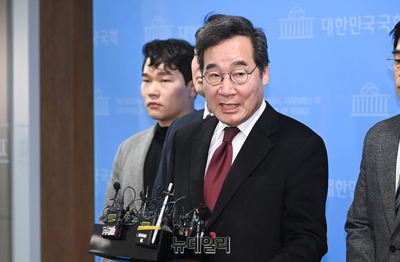 ▲ 이낙연 전 더불어민주당 대표가 11일 오후 국회 소통관에서 더불어민주당 탈당 선언 기자회견을 마치고 취재진의 질문에 답하고 있다. ⓒ서성진 기자