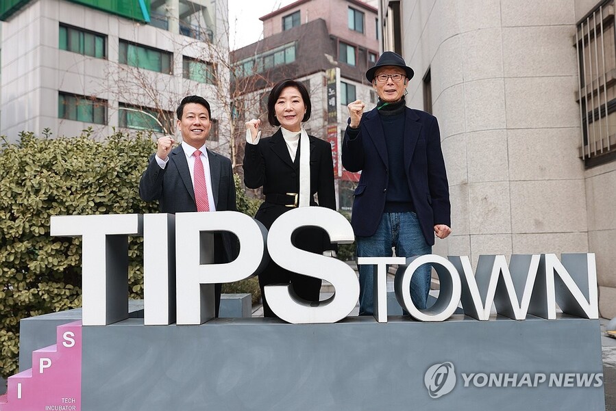 ▲ 오영주 중소벤처기업부 장관(가운데)이 10일 서울 강남구 창업지원시설 팁스타운을 방문해 관계자들과 기념 촬영하고 있다. ⓒ연합뉴스