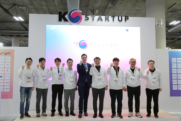 ▲ 오기웅 중소벤처기업부 차관(오른쪽에서 네 번째)이 9일(현지 시간) 미국 라스베가스에서 열린 'CES 2024 K-스타트업 통합관 개관식'에 참석해 존 켈리 CTA 부사장(오기웅 차관 왼쪽)을 비롯한 참석자들과 기념 촬영을 하고 있다. ⓒ중소벤처기업부