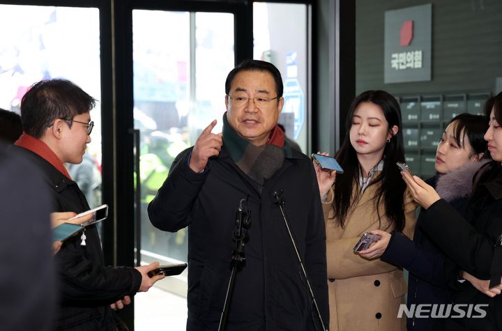 ▲ 정영환 국민의힘 총선 공천관리위원장이 11일 오후 서울 여의도 국민의힘 중앙당사에 출근하며 취재진의 질문에 답변하고 있다. ⓒ뉴시스