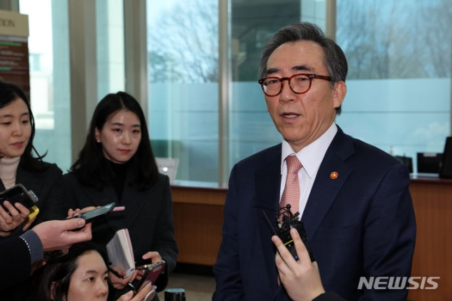 ▲ 조태열 신임 외교부 장관이 11일 오전 서울 종로구 외교부 청사로 첫 출근하며 취재진의 질문에 답하고 있다. ⓒ뉴시스