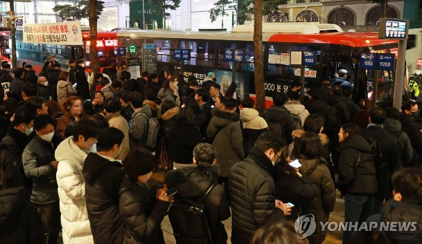 ▲ 지난 4일 저녁 서울 명동에서 시민들이 퇴근을 하기 위해 버스를 기다리고 있다. ⓒ연합뉴스