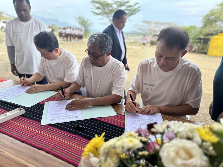 ▲ AFoCO 동티모르 산림녹화 선언문(Accelerating Climate Action for a Greener Timor-Leste) 서명식. (왼쪽부터) 마르코스 다 크루즈 농림축수산부 장관, 남성현 산림청장, 박종호 AFoCO 사무총장. ©아시아산림협력기구