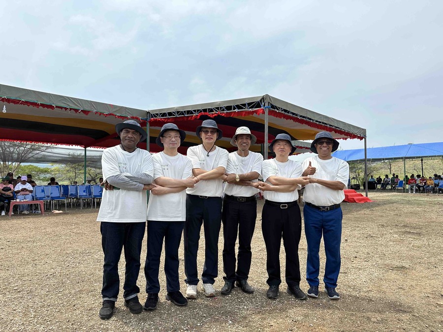 ▲ 제7회 동티모르 식목일 행사 (동티모르 마나투투현 발락) (왼쪽부터) 라이문도 마우 산림국장, 박은식 산림청 국제산림협력관, 박종호 AFoCO 사무총장, 페르난도 비에이라 다 코스타 농림축수산부 차관, 남성현 산림청장, 마르코스 다 크루즈 농림축수산부 장관. ©아시아산림협력기구