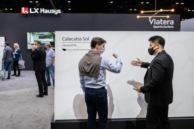 ▲ LX하우시스 직원이 전시 관람객에게 엔지니어드 스톤 '비아테라 칼라카타' 컬렉션 제품을 설명하고 있다. ⓒLX하우시스
