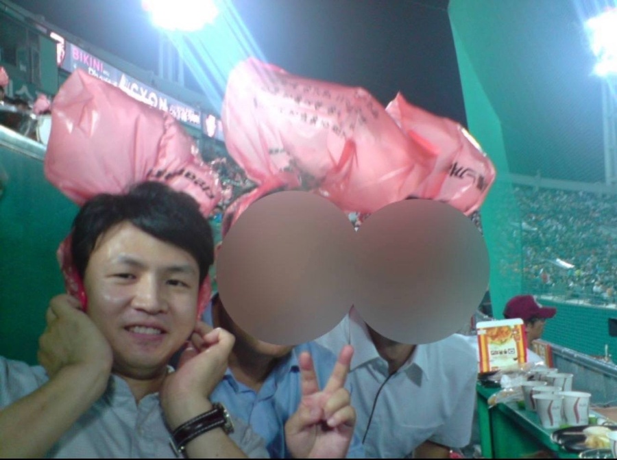 ▲ 한동훈 국민의힘 비상대책위원장이 2008년 부산에서 검사로 근무하던 당시 부산 사직구장에서 야구 응원을 하고 있다. ⓒ국민의힘 제공