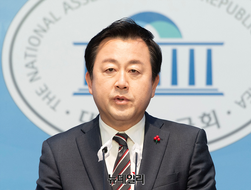 ▲ 김용남 전 국민의힘 의원이 12일 오전 국회 소통관에서 국민의힘 탈당 및 개혁신당 합류 기자회견을 하고 있다. ⓒ서성진 기자