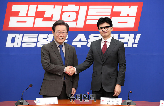 ▲ 한동훈 국민의힘 비상대책위원장이 지난해 12월29일 국회에서 이재명 더불어민주당 대표를 예방하고 있다.ⓒ서성진 기자(사진=공동취재단)