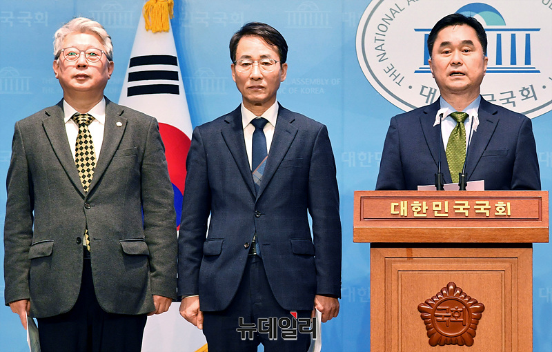 ▲ 더불어민주당 비이재명계모임 '원칙과 상식' 김종민, 이원욱, 조응천 의원이 10일 국회 소통관에서 탈당 기자회견을 하고 있다. ⓒ서성진 기자
