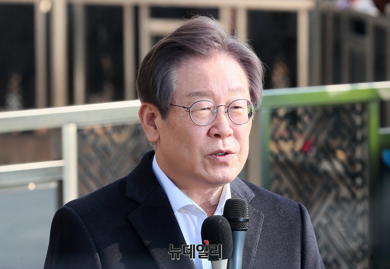 ▲ 이재명 더불어민주당 대표가 10일 오전 서울 종로구 서울대학교병원에서 퇴원하며 입장을 밝히고 있다. 지난 2일 부산에서 피습당한지 8일만에 퇴원하는 이 대표는 자택에서 당분간 치료를 이어갈 예정이다. ⓒ정상윤 기자