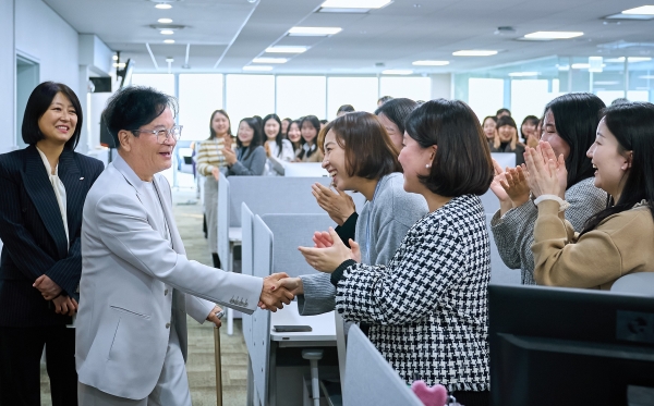 ▲ 이재현 CJ그룹 회장이 10일 서울 용산구 동자동 소재 CJ올리브영 본사를 방문해 경영진들을 격려했다. ⓒCJ그룹