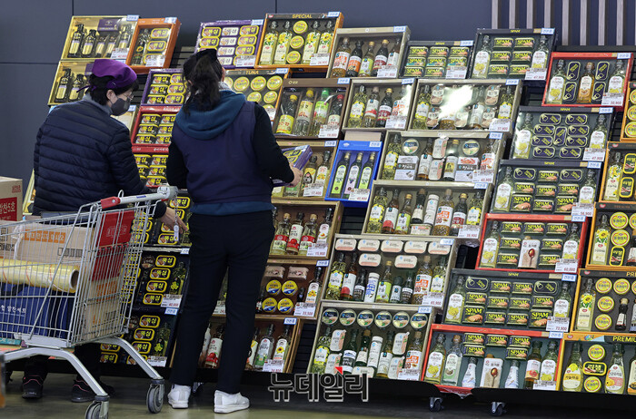 ▲ 설 연휴를 앞두고 대형마트 직원이 상품을 진열하고 있다. ⓒ뉴데일리DB