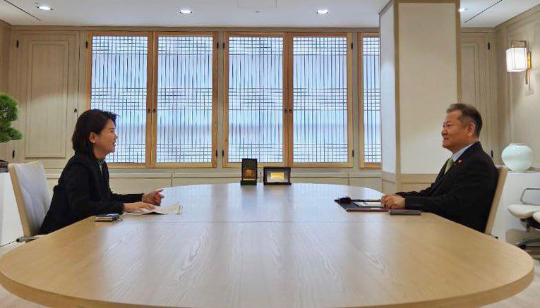 ▲ 전지현 구리시 국민의힘 예비후보가 지난 11일 세종시 정부종합청사에서 이상민 행정안전부 장관을 만나 경기도 구리시의 서울 편입에 대한 민원을 전달하고 있다.ⓒ사진 제공=전지현 예비후보