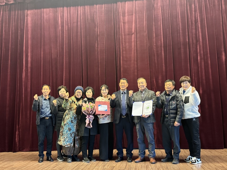 ▲ 고령군 귀농귀촌연합회(회장 박종진)는 1월 11일 (사)경상북도귀농귀촌연합회가 주관한 ‘2024년 귀농귀촌 사회봉사·활동 경진대회’에서 최우수상을 받았다.ⓒ고령군