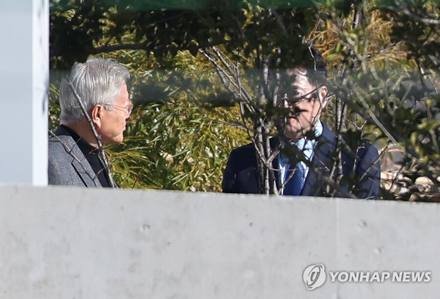 ▲ 더불어민주당 홍익표 원내대표가 12일 오후 경남 양산시 하북면 평산마을 문재인 전 대통령 사저를 방문, 문 전 대통령을 예방하고 있다. ⓒ연합뉴스