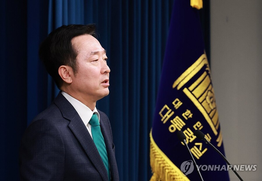 ▲ 이도운 대통령실 홍보수석이 12일 오후 서울 용산 대통령실에서 2022년 9월 윤석열 대통령의 미국 방문 당시 불거진 MBC의 '자막 논란'과 관련해 법원이 MBC 측에 정정보도를 하라고 판결한 것과 관련해 현안 브리핑을 하고 있다.ⓒ연합뉴스