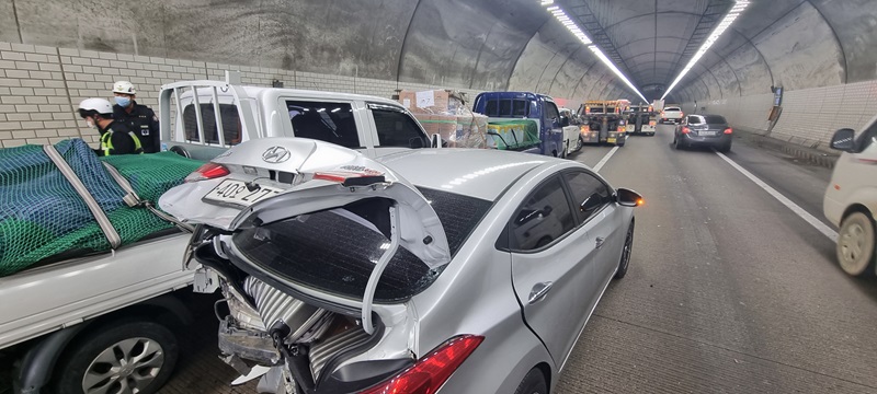 ▲ 12일 오전 10시 10분쯤 충남 공주시 정안면 천안논산고속도로 천안 방향 정우터널 내에서 차량 16대가 추돌해 경찰과 119구급대원들이 사고 수습을 하고 있다.ⓒ공주소방서