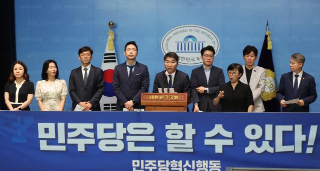 ▲ 민주당혁신행동이 30일 오전 서울 여의도 국회 소통관에서 기자회견을 열고 '당원 중심 민주당 혁신 4대 과제' 해결을 위해 당원 청원 운동을 시작한다고 밝히고 있다.
ⓒ연합뉴스